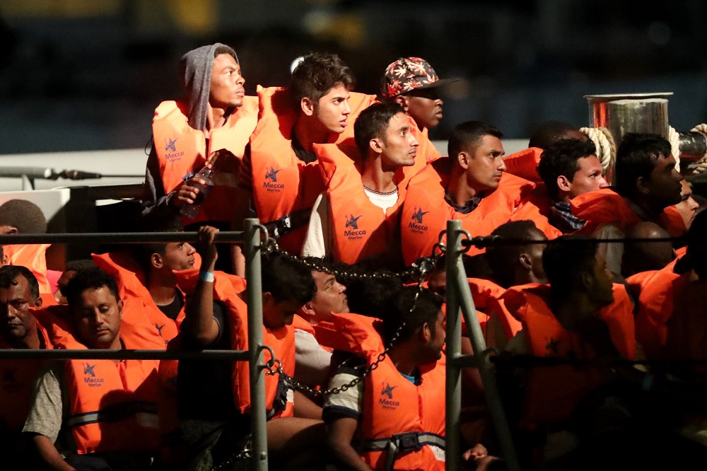 Spanyolországba helyezik át a migránsokat