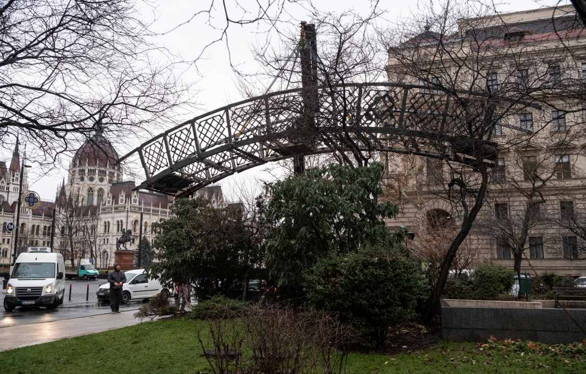 Tüntettek Nagy Imre szobrának elszállítása ellen