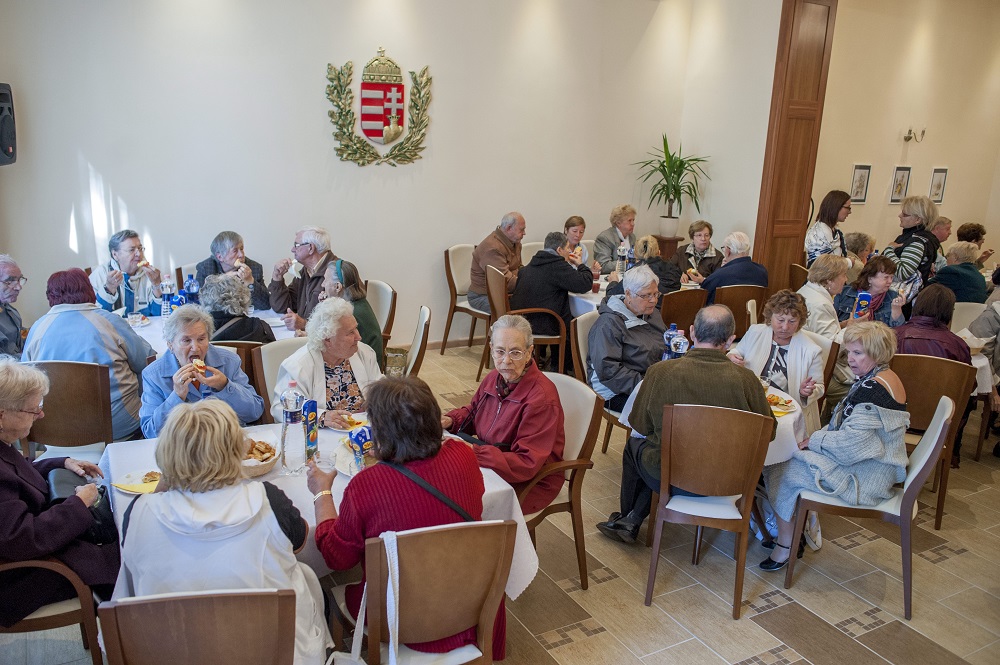Vádemelés termékbemutatós csalássorozat miatt