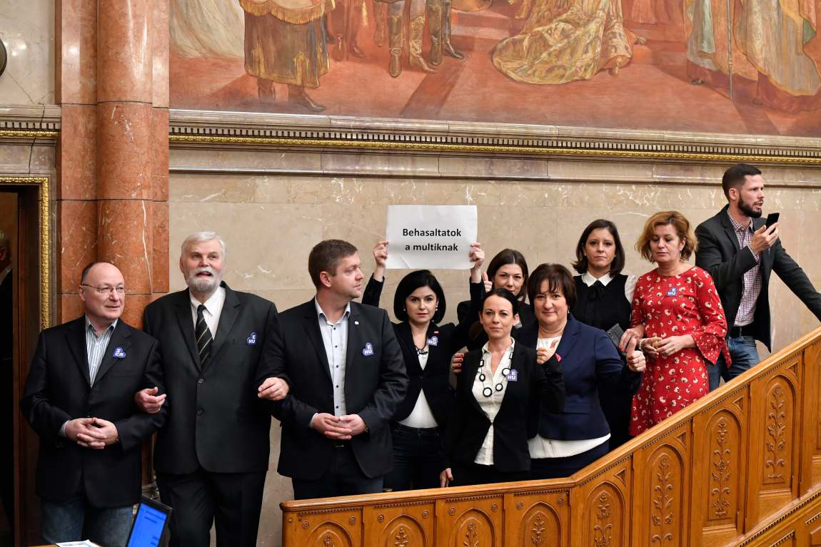 Rendbontással tiltakozott az ellenzék