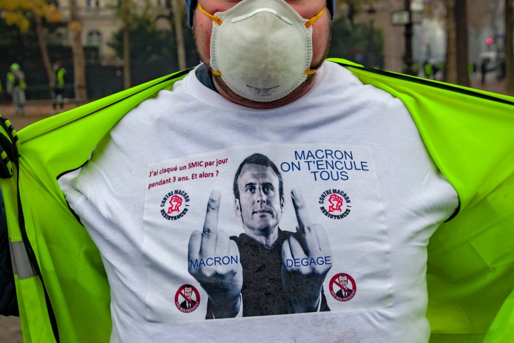 Macron kétségbeesetten ígérget