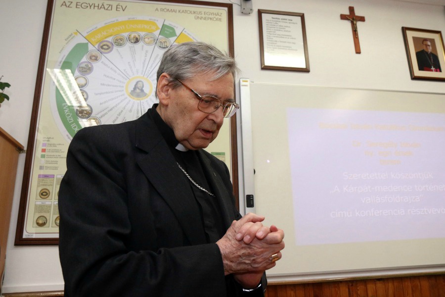 Elhunyt Seregély István