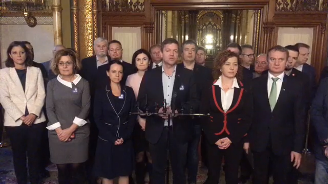 Együtt sípolt az ellenzék a Parlamentben