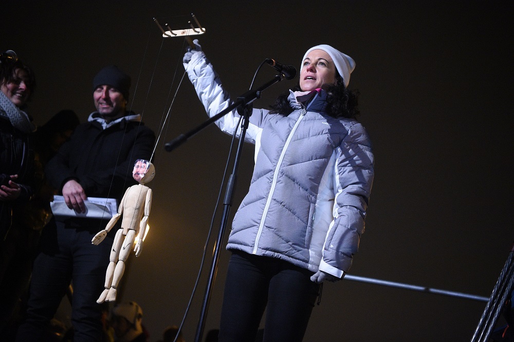 Fröcsögés, trágár fényfestés és bábjáték – tüntetett az ellenzék