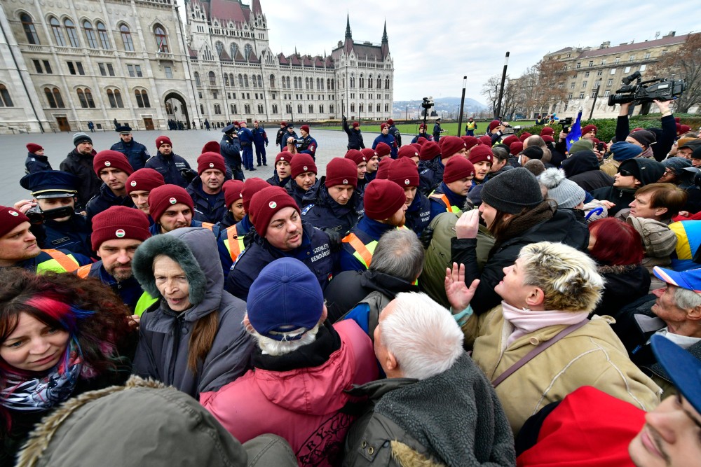 Áttörték a rendősorfalat