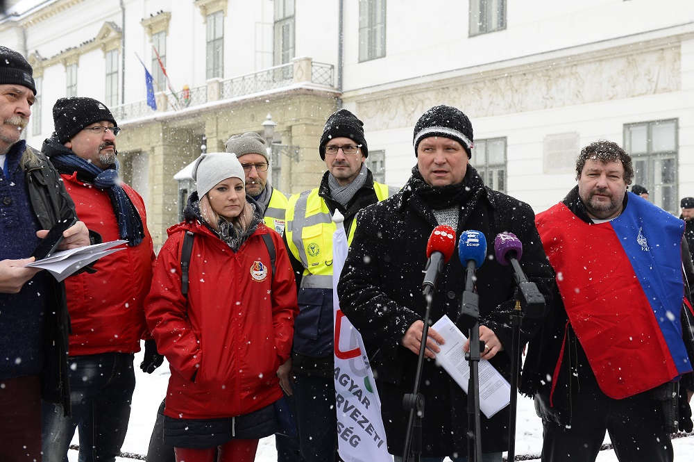 Az államfőnél tiltakoztak a szakszervezetek