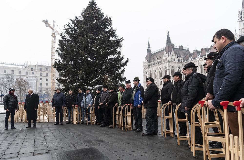 Új szánkókat vitt a Kossuth térre a Gyimesvölgye Férfikórus