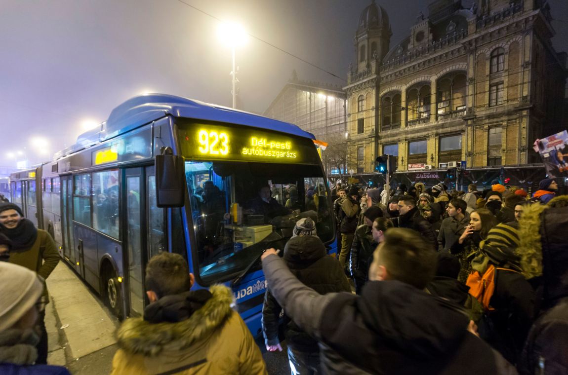 Forgalomkorlátozás lesz a tüntetések miatt