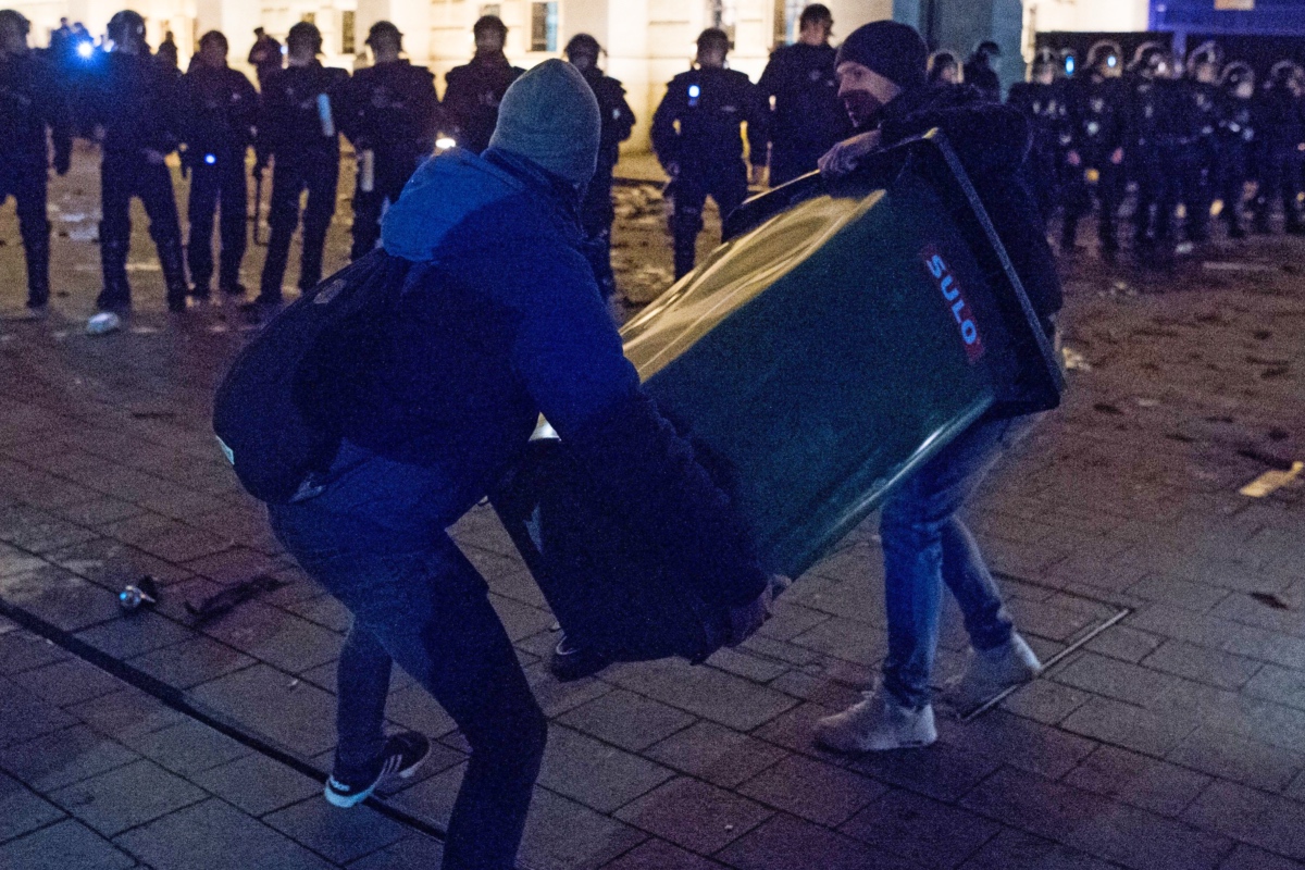 Felfüggesztett börtön a Kossuth téri tojásdobálásért