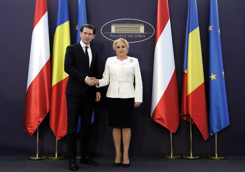 Jelképesen átadták az elnökséget