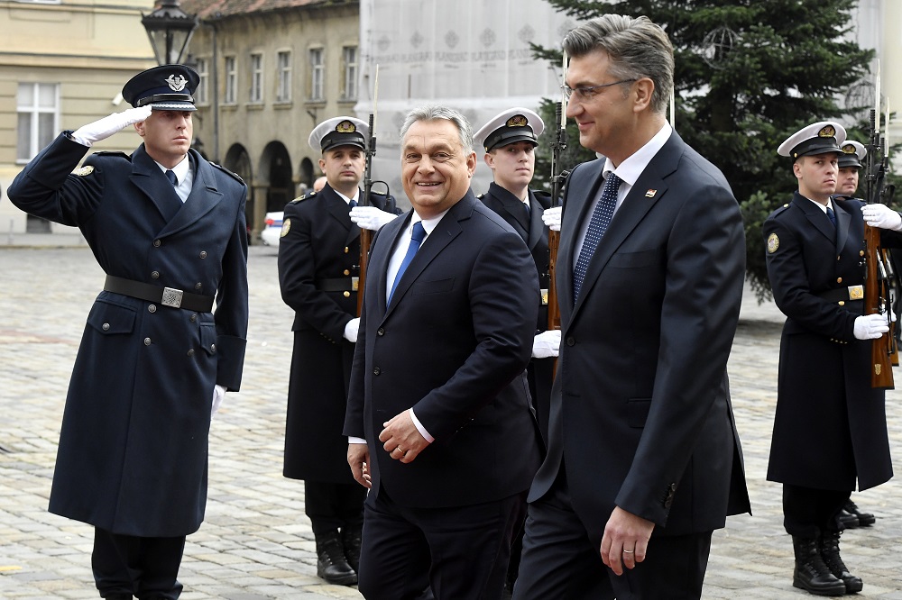 A tüskét ki kell húzni a köröm alól