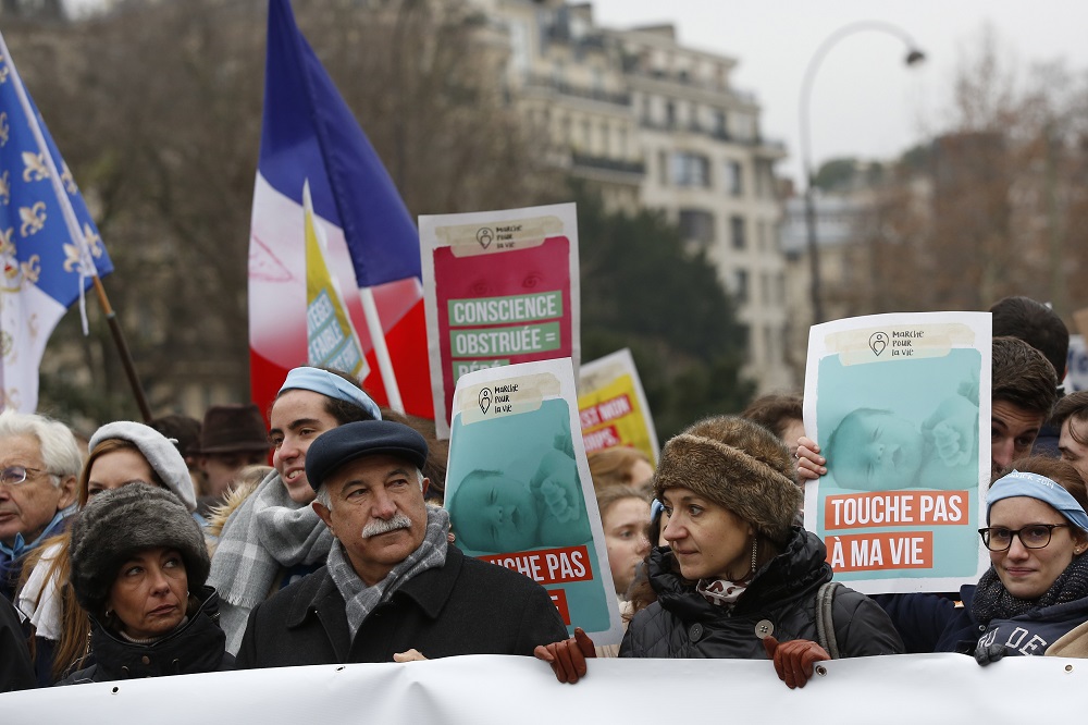 Az abortusz és a kegyes halál ellen tüntettek Párizsban