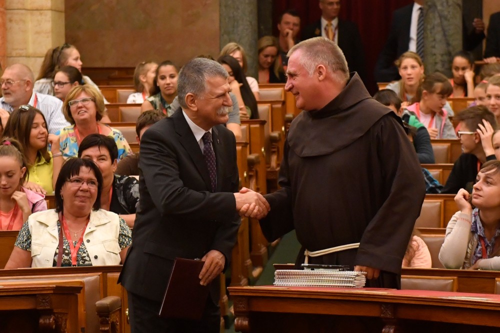 Isten éltesse, Csaba testvér!