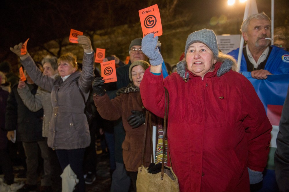 Botránypolitizálásba menekültek