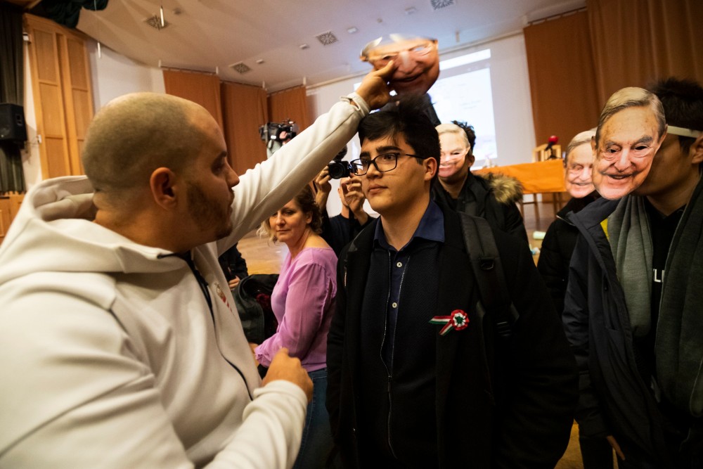 Ellenzéki gyerekek Bayer Zsolt előadásán