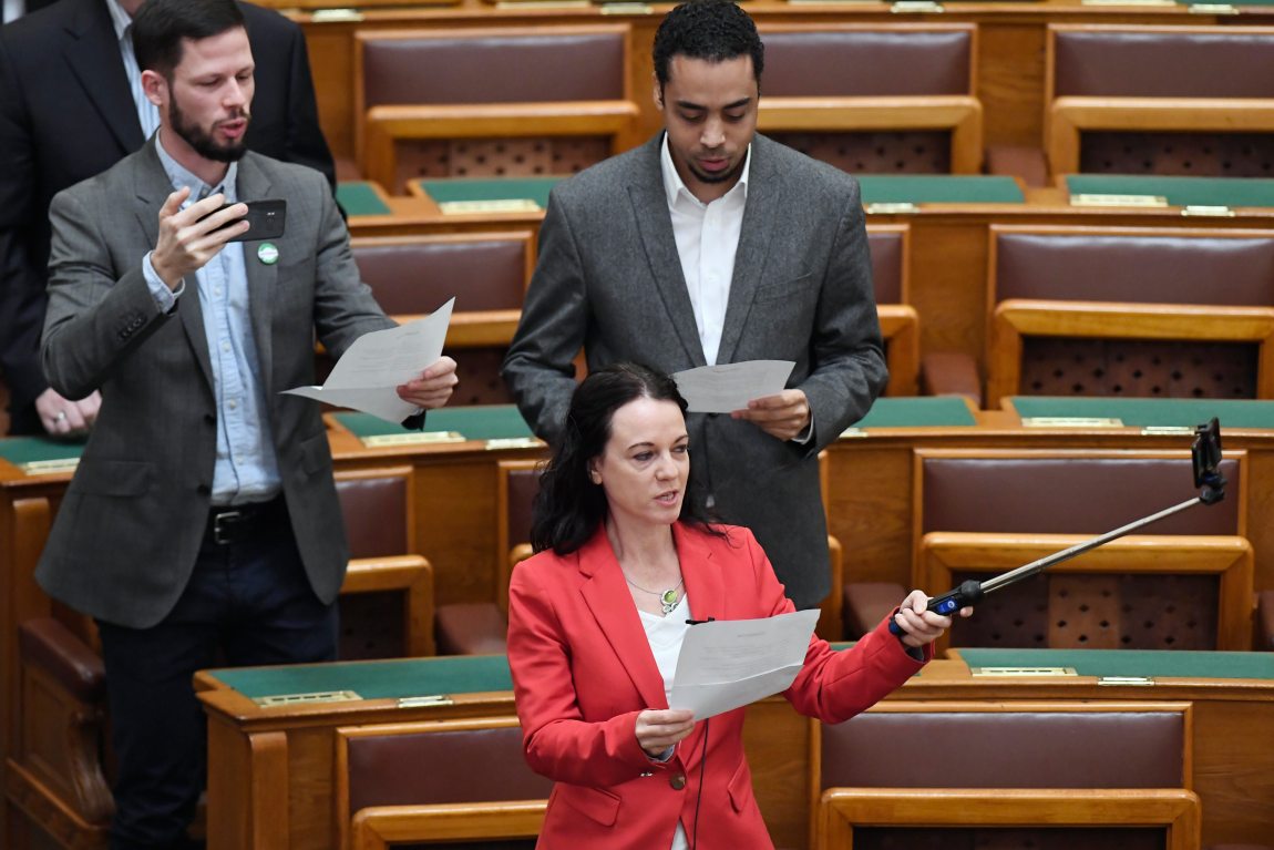 Folytatódik az ellenzéki színjáték