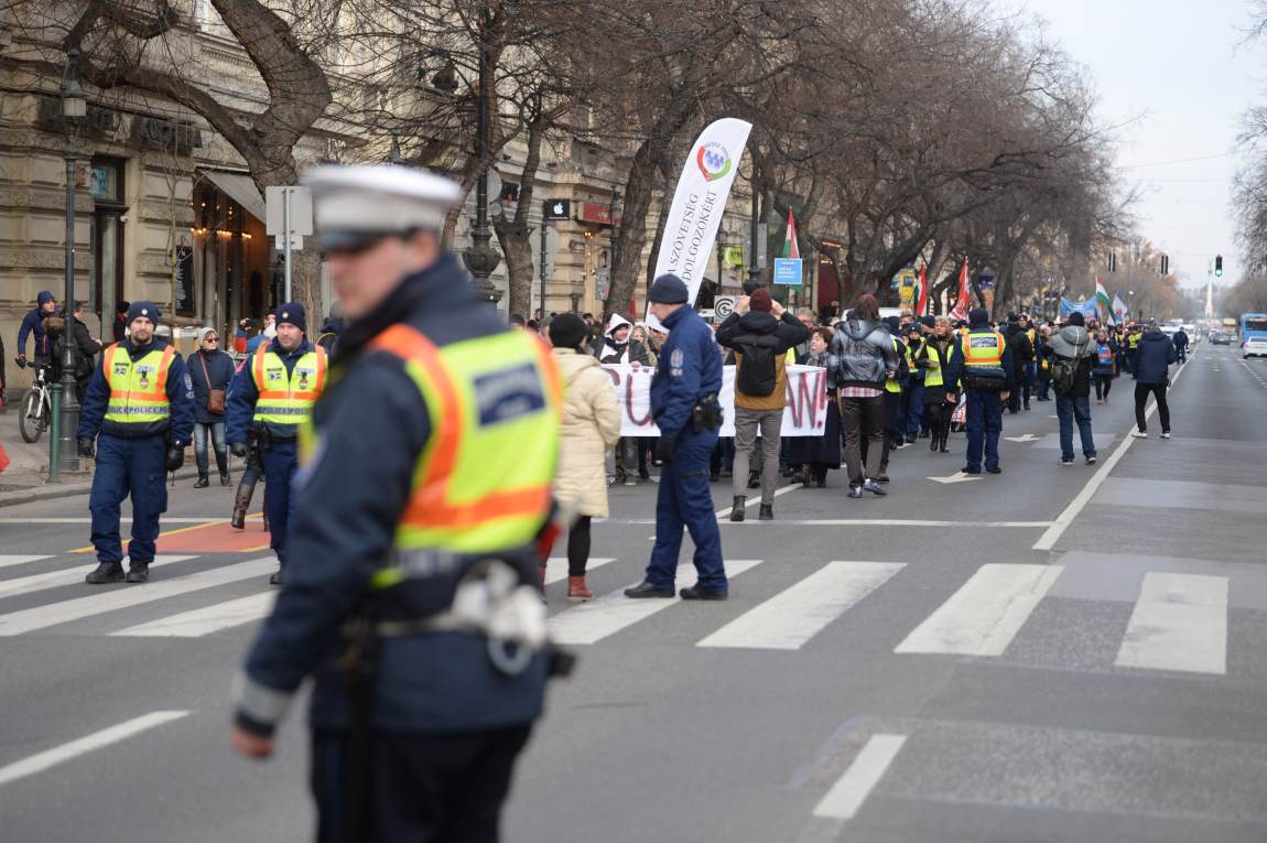 Mintegy ezren tüntethetnek