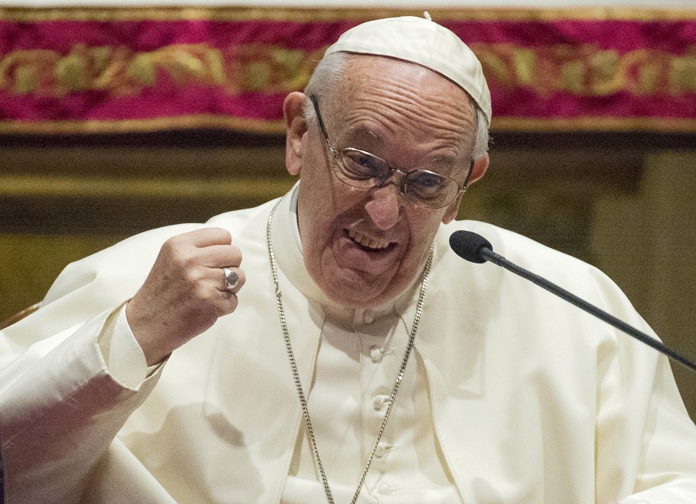 Pedofíliáról és a migrációs csomagról beszélt Ferenc pápa