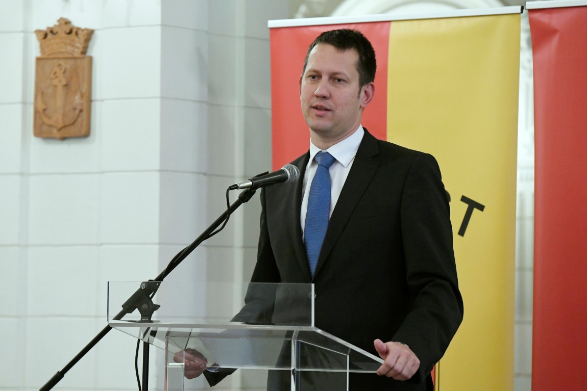 A nevelőszülők segítő kezet nyújtanak