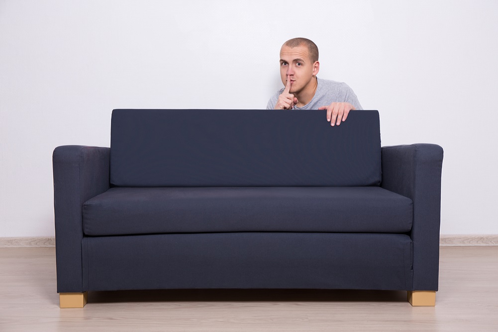 Kanapék belsejében megbújt határsértőket találtak