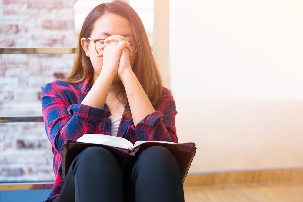 „Hiszünk Istenben” feliratok az iskolákban