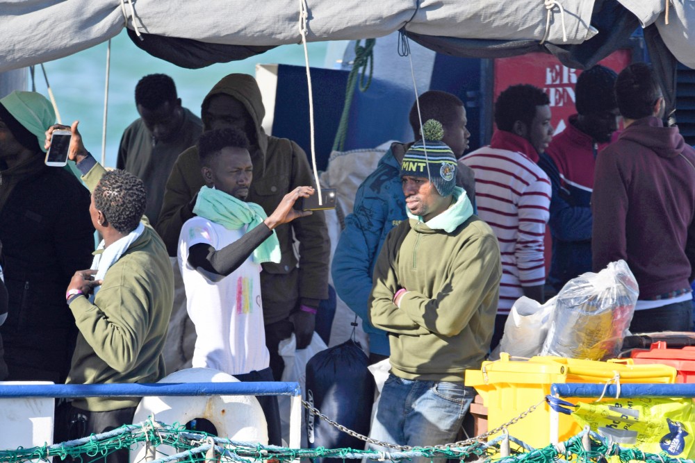 Megérkezett Szicíliába a migránshajó