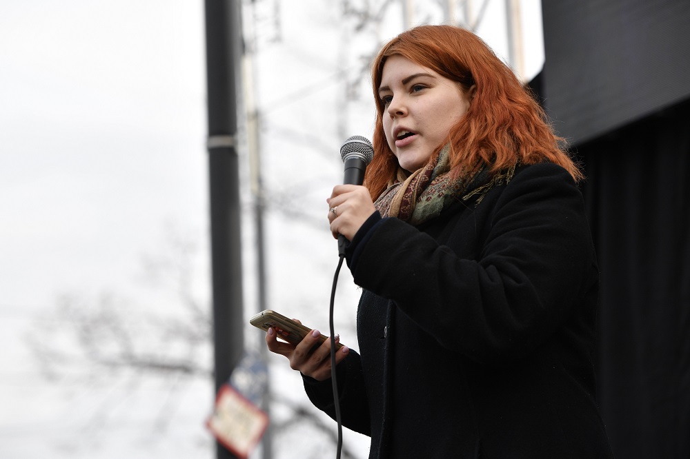 A szocik ügyvédje védi a trágár ellenzéki diáklányt