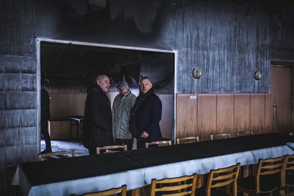 A miniszterelnök a leégett kollégiumban járt