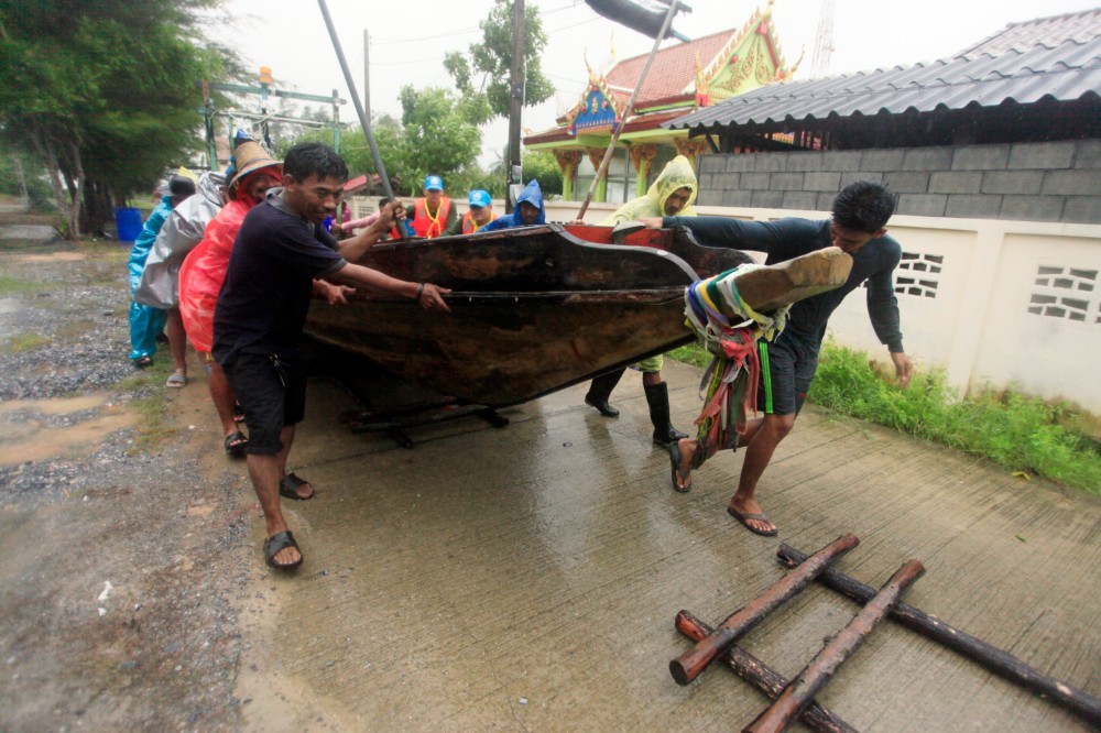Turisták százai rekedtek a szigeteken