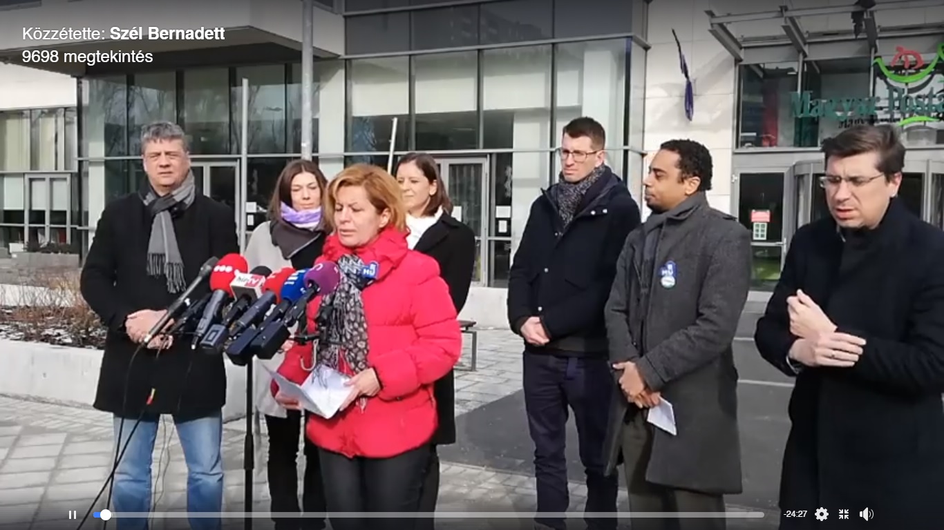 Ma a Posta előtt toporogtak az ellenzékiek