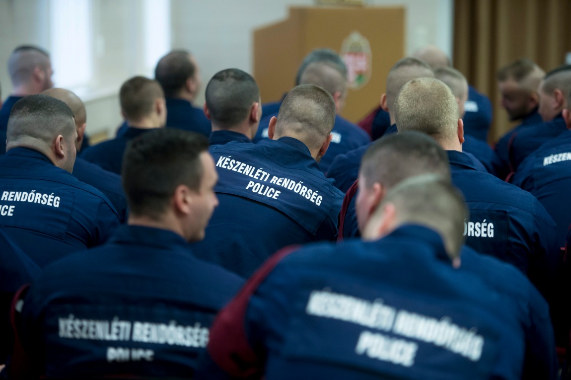 Rendőri kontingens indult Szerbiába és Macedóniába