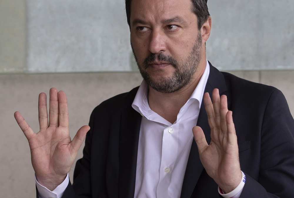 A migránshajóra felszökő képviselőknek is nemet mond Salvini