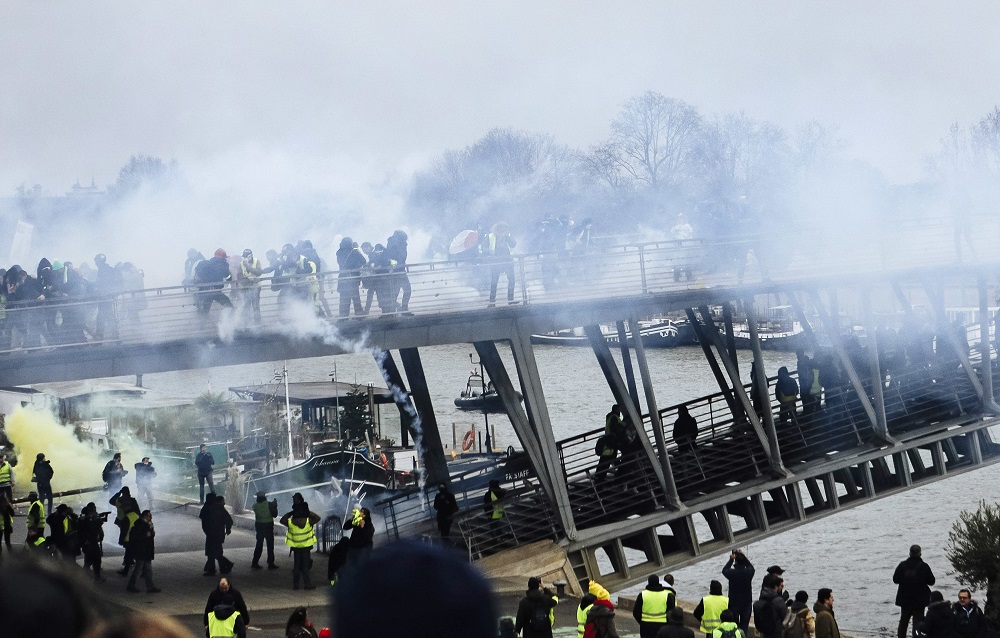 Könnygázzal oszlattak Párizsban
