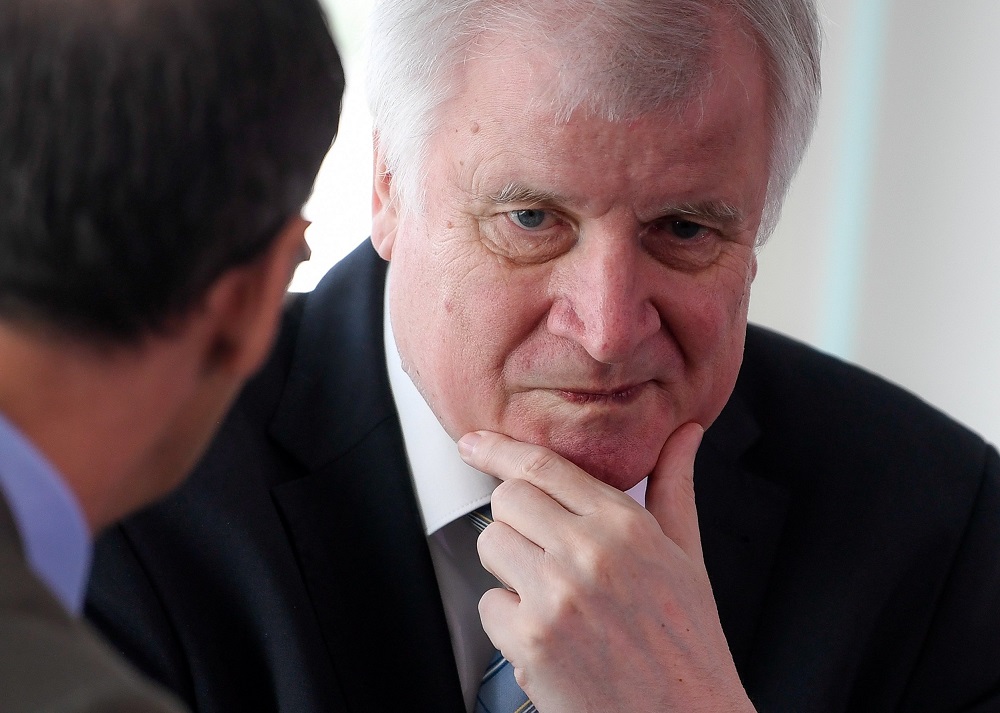 Horst Seehofer a szélsőjobboldaltól retteg