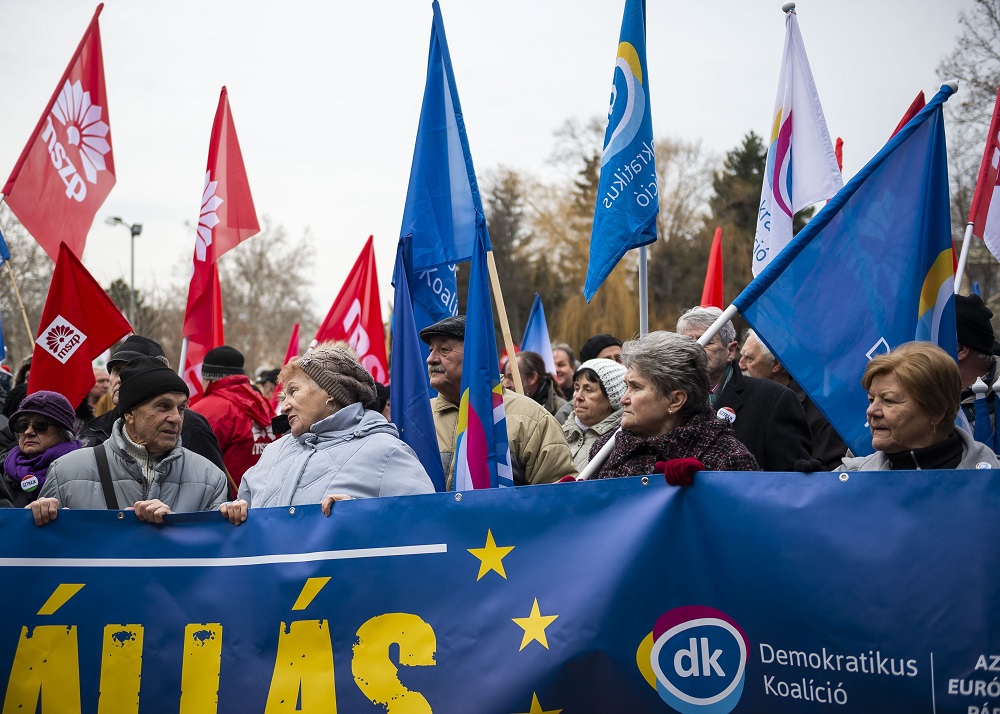 Kifulladtak a túlóratörvény miatti tüntetések