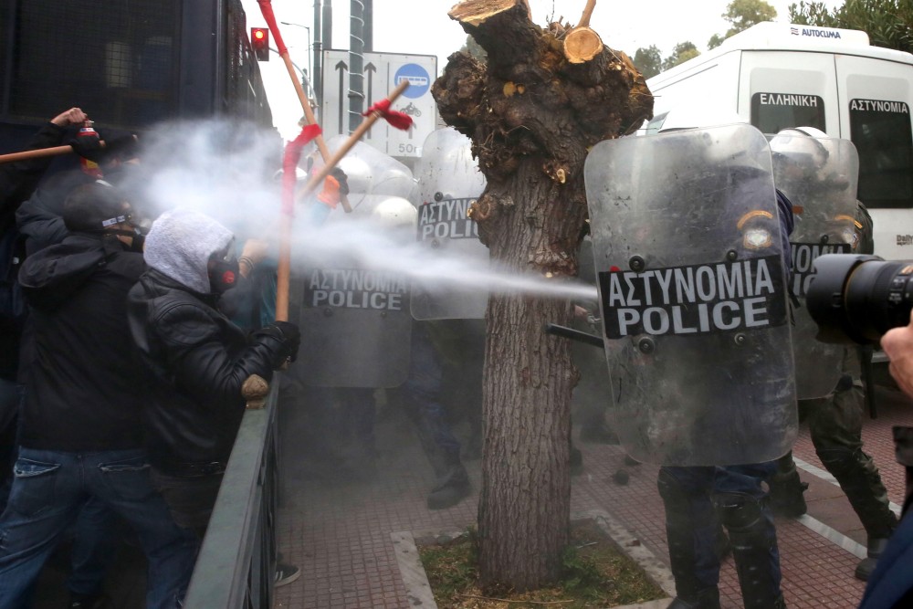 Könnygázt is bevetettek Görögországban