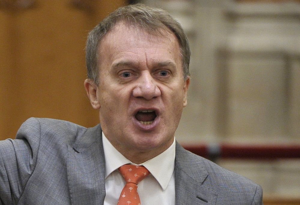 Bocsánatkérést vár Varju László