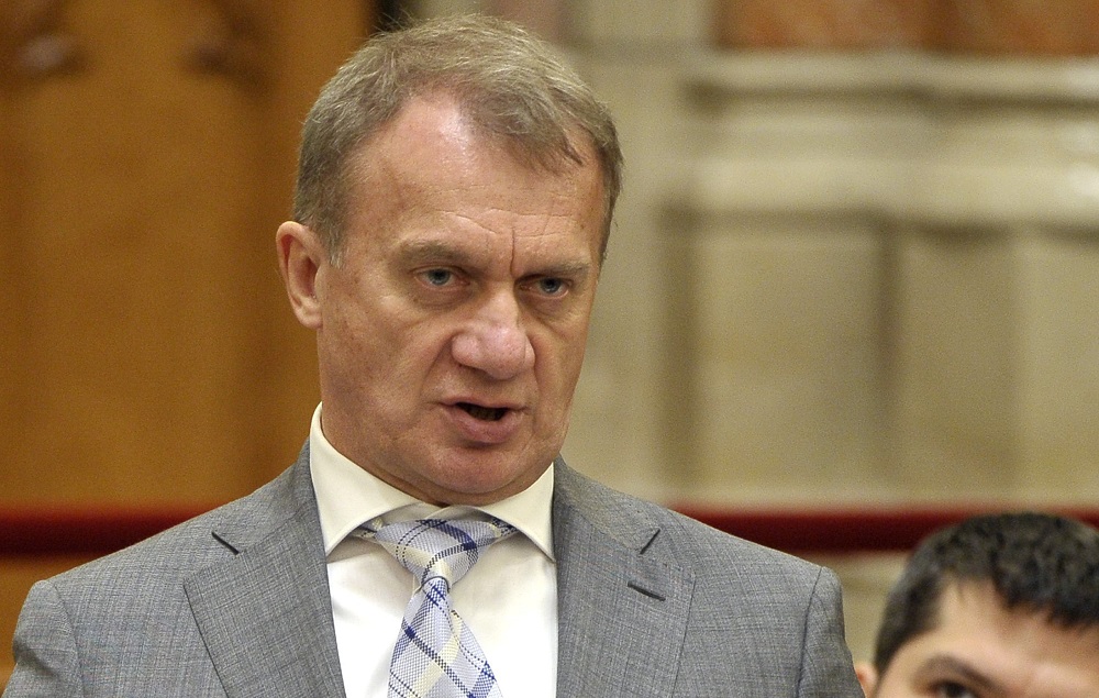 A cukormentes kóla miatt aggódik Varju László