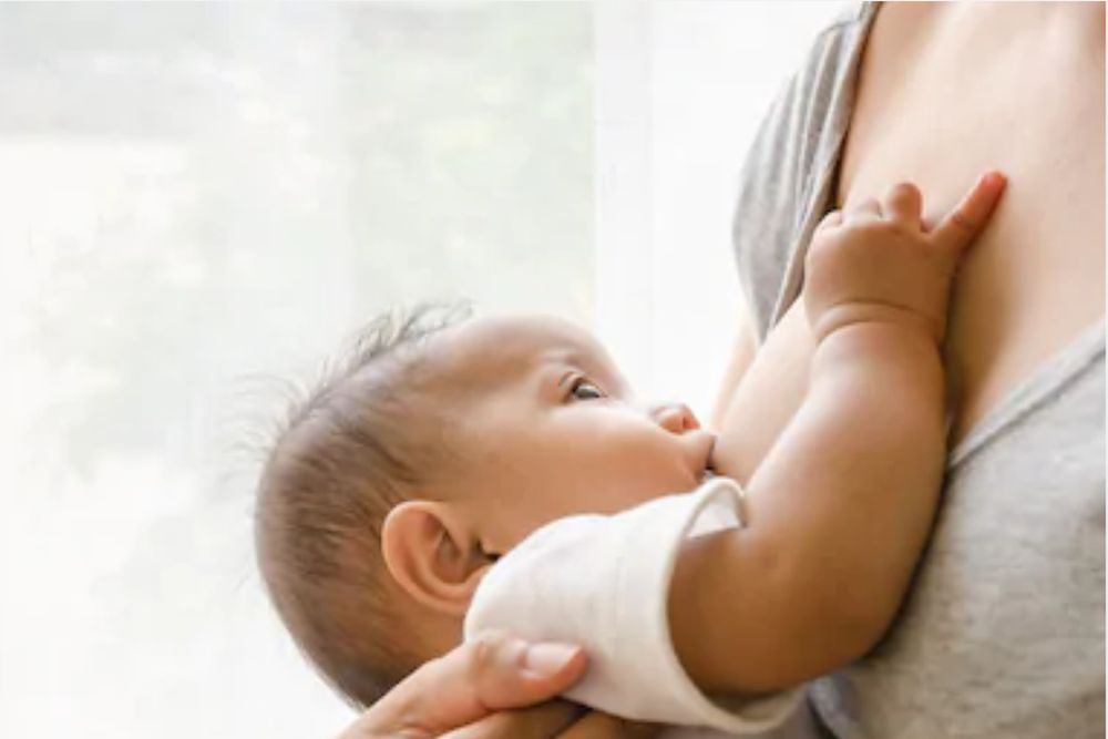 A kormány támogatja az anyatejes táplálást