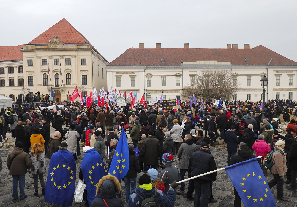 Üvöltözés és nyekergés – ismét tüntetett az ellenzék