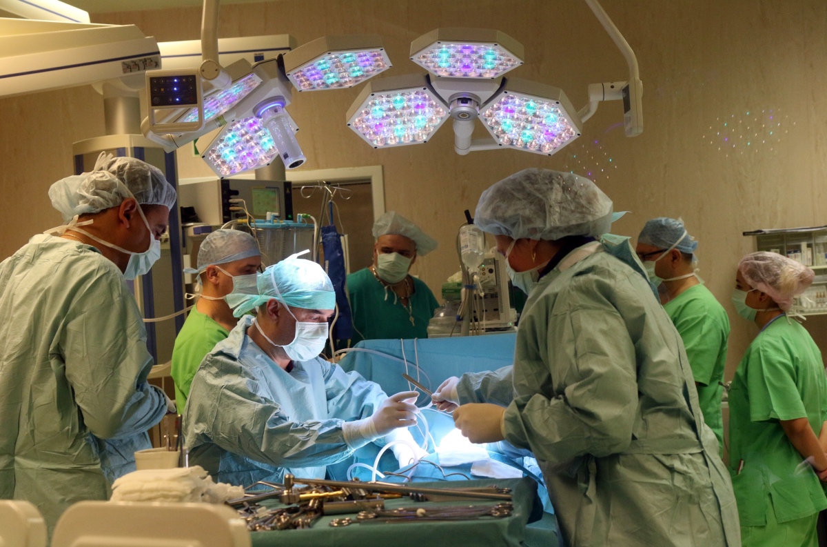 A kórházakban szüneteltetnek egyes műtéteket és vizsgálatokat