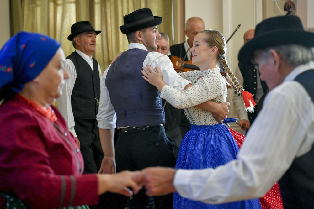 Kultúrházak éjjel-nappal