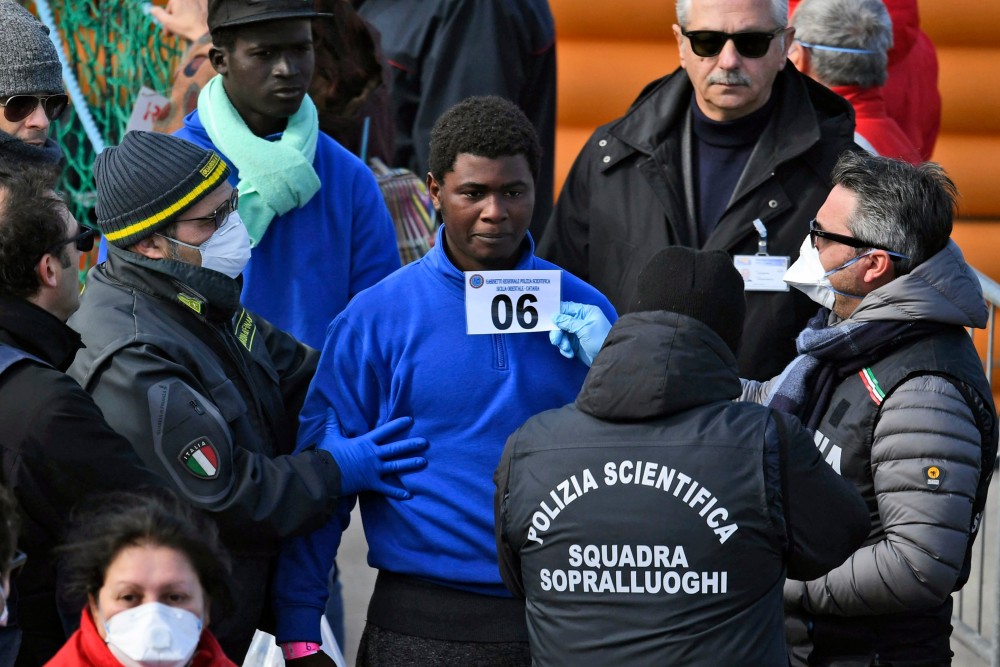 Nem engedik távozni a migránshajót