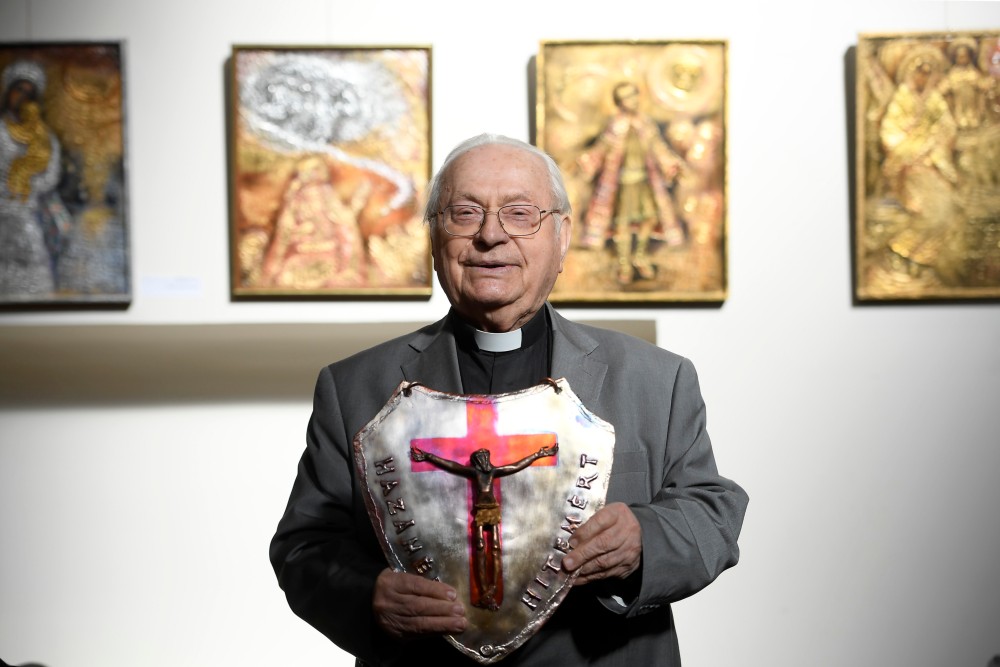 Jezsuita szerzetes kapta a Hit pajzsa díjat