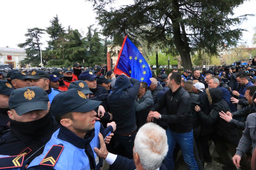 Tüntetők próbáltak meg behatolni a parlamentbe