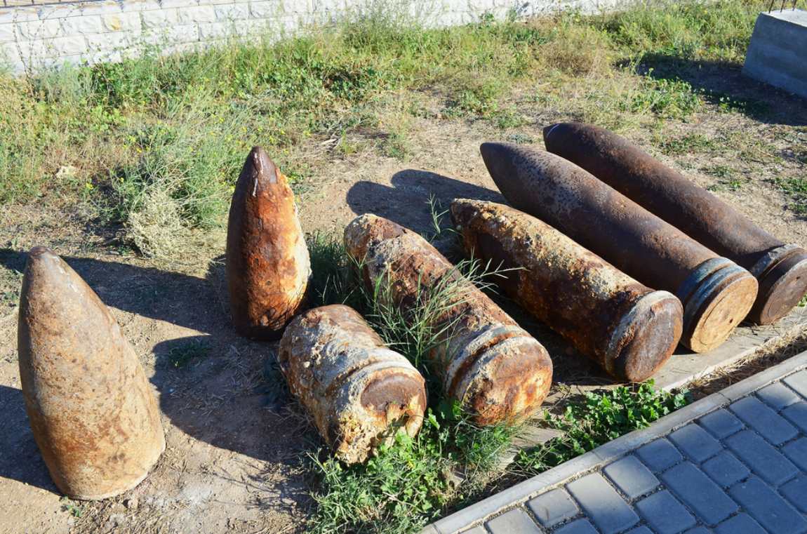 Bombát hatástalanítanak Budán