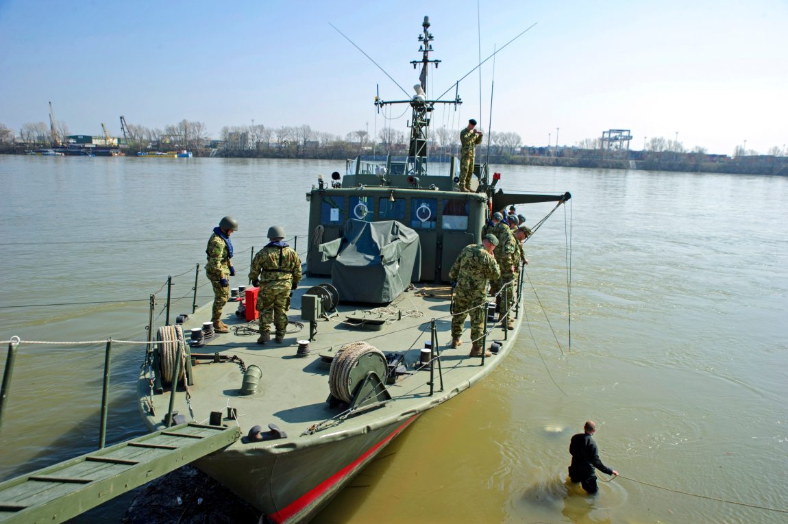 Kiemelik a Dunából a világháborús bombákat