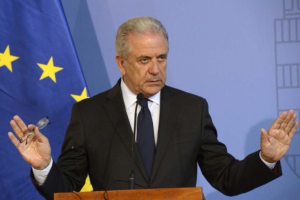 Szőnyeg alá seperné a migráció problémáját az EU-biztos