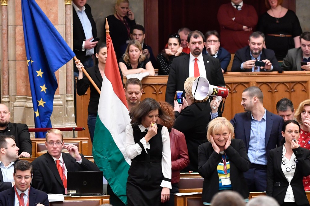 Jótékonykodna a büntetésből az ellenzék