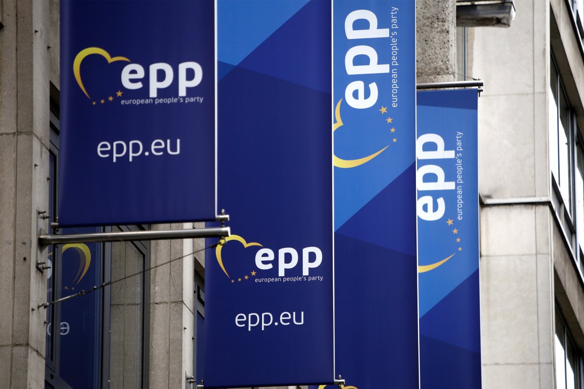 Házkutatást tartottak az Európai Néppárt székházában